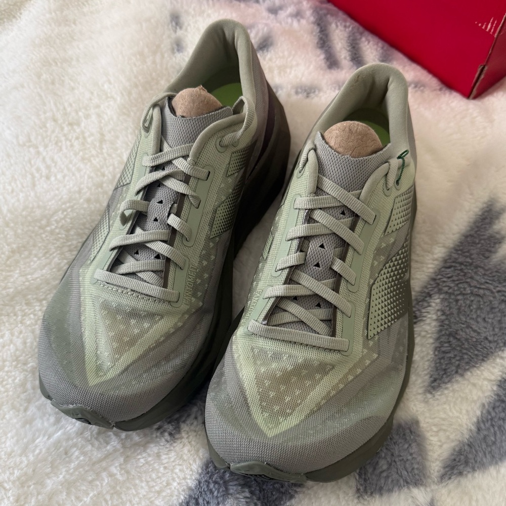 New Balance fuelcell rebel v4 mens 9 women’s 10.5